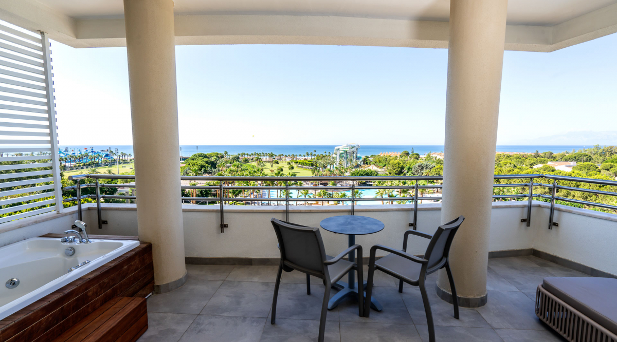 Corner Suite with Jacuzzi & Sea View - Lara Barut Collection